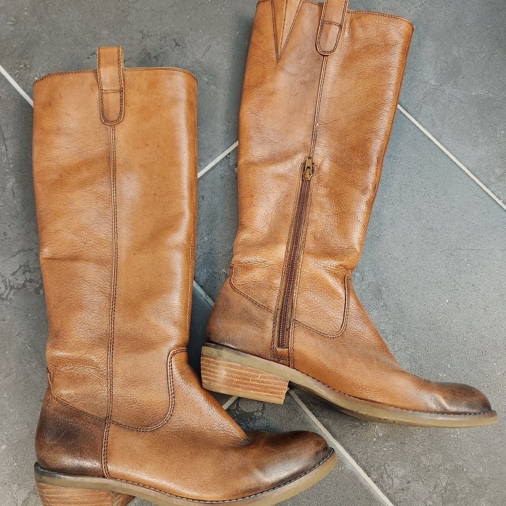 Arturo Chiang leather boots